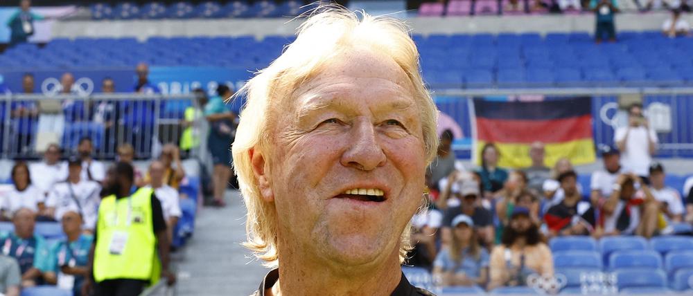 Horst Hrubesch geht mit einem Lächeln auf den Lippen.