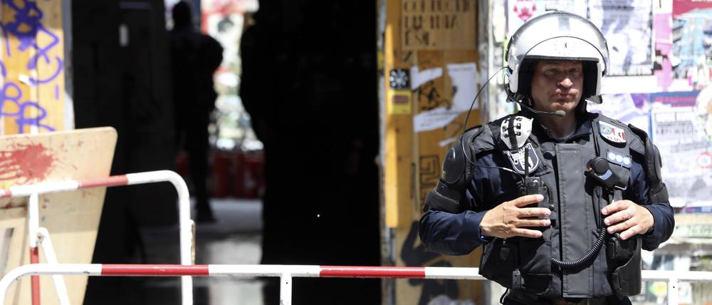 Die Polizei verschafft sich Zugang zu dem linken Hausprojekt. (Symbolbild)