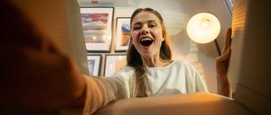 Glücklich zu sein, ist ein Resultat positiver Überraschungen, sagt Neurowissenschaftlerin Camilla Nord.