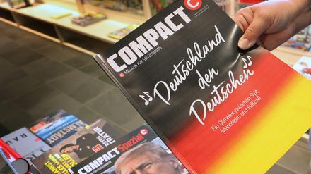Eine Mitarbeiterin einer Bahnhofsbuchhandlung hält eine Ausgabe des Magazins «Compact».