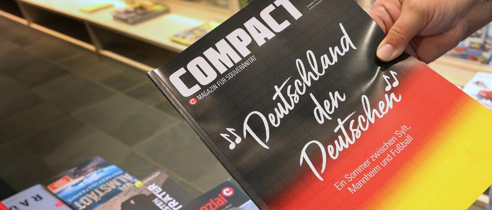 Eine Mitarbeiterin einer Bahnhofsbuchhandlung hält eine Ausgabe des Magazins «Compact».