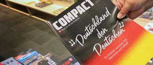 Eine Mitarbeiterin einer Bahnhofsbuchhandlung hält eine Ausgabe des Magazins «Compact».