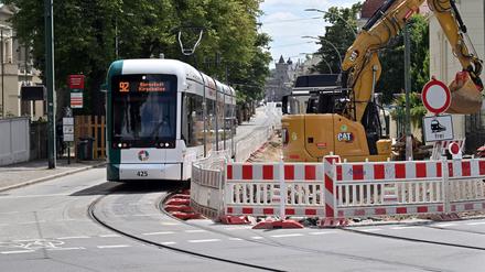 Sperrung wegen Gleisbauarbeiten in der Friedrich-Ebert-Straße in Potsdam.