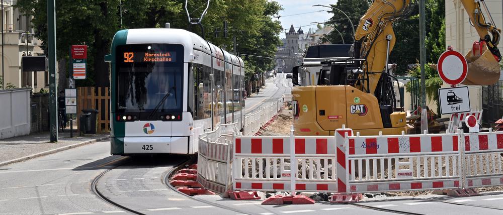Sperrung wegen Gleisbauarbeiten in der Friedrich-Ebert-Straße in Potsdam.