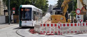 Sperrung wegen Gleisbauarbeiten in der Friedrich-Ebert-Straße in Potsdam.