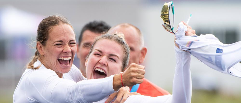 PASZEK Paulina, HAKE Jule Marie Deutschland jubeln im Ziel ueber Platz 3 und die Bronze Medaille nach Auswertung des Fotofinish, Kajak Doppel Damen, 500 Meter, FRA, Olympische Spiele Paris 2024, Kanu Sprint, 09.08.2024 FRA, Olympische Spiele Paris 2024, Kanu Sprint, 09.08.2024 Vaires sur Marne *** PASZEK Paulina, HAKE Jule Marie Germany cheer at the finish line for 3rd place and the bronze medal after evaluation of the photo finish, Kayak double women, 500 meters, FRA, Olympic Games Paris 2024, Canoe Sprint, 09 08 2024 FRA, Olympic Games Paris 2024, Canoe Sprint, 09 08 2024 Vaires sur Marne Copyright: xEibner-Pressefoto/Memmlerx EP_MMR