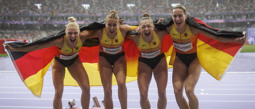 So sehen Bronzemedaillengewinnerinnen aus: Lisa Mayer, Rebekka Haase, Gina Lückenkemper und Alexandra Burghardt.