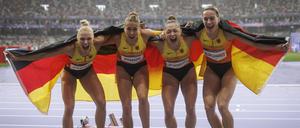 So sehen Bronzemedaillengewinnerinnen aus: Lisa Mayer, Rebekka Haase, Gina Lückenkemper und Alexandra Burghardt.
