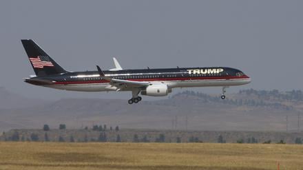 Die Boeing 757 des ehemaligen US-Präsidenten Trump landet auf dem Billings Logan International Airport in Billings, Montana, auf dem Weg nach Bozeman.