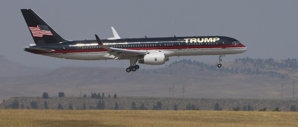 Die Boeing 757 des ehemaligen US-Präsidenten Trump landet auf dem Billings Logan International Airport in Billings, Montana, auf dem Weg nach Bozeman.