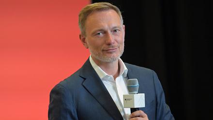 05.08.2024, Brandenburg, Potsdam: Bundesfinanzminister Christian Lindner (FDP) reagiert während des Bürgerdialogs.