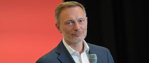 05.08.2024, Brandenburg, Potsdam: Bundesfinanzminister Christian Lindner (FDP) reagiert während des Bürgerdialogs.