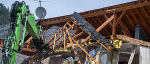 09.08.2024, Rheinland-Pfalz, Kröv: Ein Langbagger beginnt am Giebel des eingestürzten Hotels mit den Abrissarbeiten.