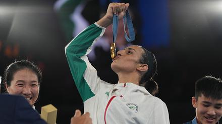 Ein Kuss für eine Medaille, die schwer wiegt: Imane Khelif aus Algerien.