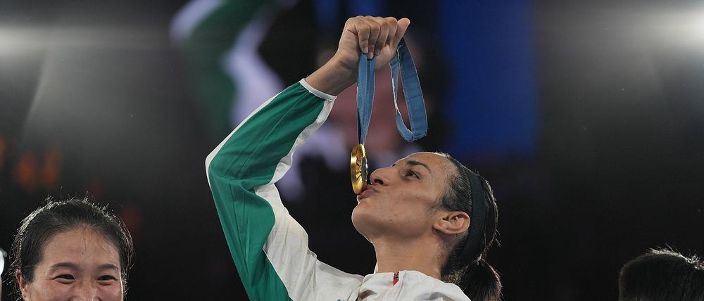 Ein Kuss für eine Medaille, die schwer wiegt: Imane Khelif aus Algerien.