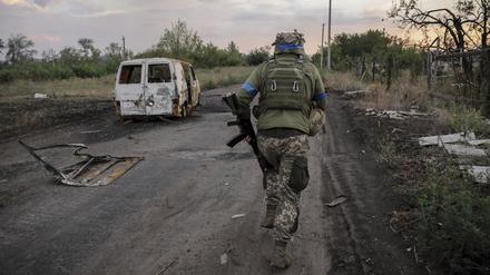 Ukraine, Tschassiw Jar: Auf diesem vom Pressedienst der 24. Mechanisierten Brigade der Ukraine via AP zur Verfügung gestellten Foto läuft ein Soldat an einem beschädigten Auto vorbei (Archivbild vom 07.08.2024).