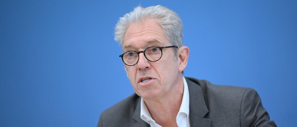 Andreas Gassen, Vorstandsvorsitzender der Kassenärztlichen Bundesvereinigung (KBV), spricht bei einer Pressekonferenz der Gesundheitsverbände zu politischen Forderungen. 