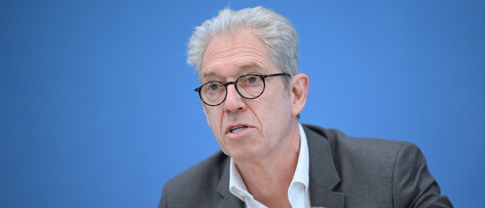 Andreas Gassen, Vorstandsvorsitzender der Kassenärztlichen Bundesvereinigung (KBV), spricht bei einer Pressekonferenz der Gesundheitsverbände zu politischen Forderungen. 