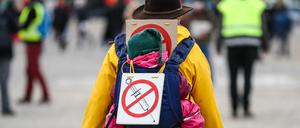 Teilnehmerin einer Protestkundgebung gegen Corona-Impfungen in Stuttgart (Archiv).
