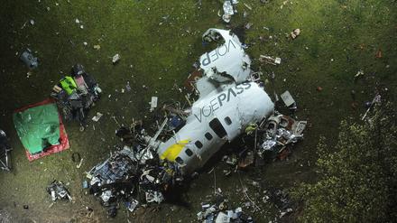 Trümmer an der Absturzstelle eines Flugzeugs mit 61 Menschen an Bord im brasilianischen Bundesstaat Sao Paulo.