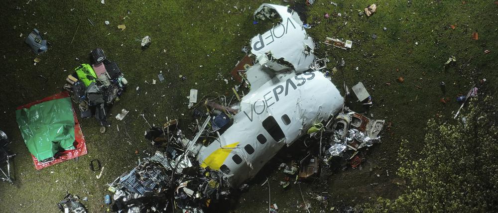 Trümmer an der Absturzstelle eines Flugzeugs mit 61 Menschen an Bord im brasilianischen Bundesstaat Sao Paulo.