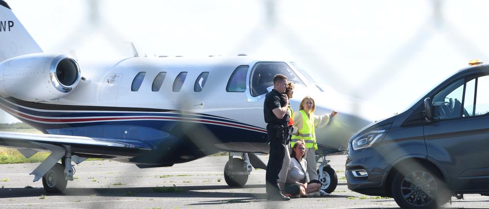 Zwei Demonstrantinnen der Klima-Initiative Letzte Generation haben sich am Samstag auf dem Flughafen Sylt neben einem Privatjet am Boden festgeklebt. Der Versuch, den Privatjet mit Farbe zu besprühen, scheiterte am raschen Einschreiten von Mitarbeitern des Flughafens, wie eine Reporterin der Deutschen Presse-Agentur beobachtete.