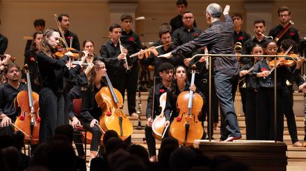 Pedro Carneiro dirigiert das Eröffnungskonzert mit dem Jovem Orquestra Portuguesa.