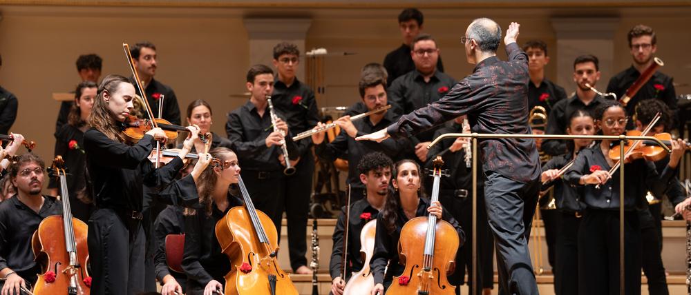 Pedro Carneiro dirigiert das Eröffnungskonzert mit dem Jovem Orquestra Portuguesa.