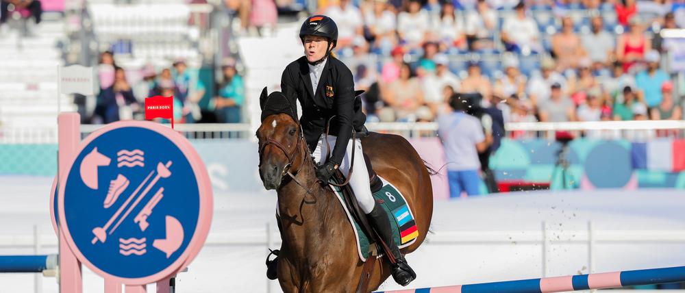 Annika Zillekens aus Deutschland wirft mit ihrem Pferd Arezzo de Riverland eine Stange ab.