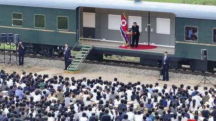 Auf diesem von der nordkoreanischen Regierung zur Verfügung gestellten Foto, das während einer zweitägigen Reise am 8. und 9. August 2024 aufgenommen wurde, hält der nordkoreanische Führer Kim Jong Un (oben,M) eine Rede, während er ein von der Flutkatastrophe betroffenes Gebiet in Uiju in der nordkoreanischen Provinz Phyongan besucht. Unabhängige Journalisten hatten keinen Zugang zu dem Ereignis, das auf diesem von der nordkoreanischen Regierung verbreiteten Bild zu sehen ist. 