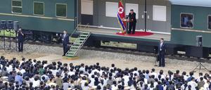 Auf diesem von der nordkoreanischen Regierung zur Verfügung gestellten Foto, das während einer zweitägigen Reise am 8. und 9. August 2024 aufgenommen wurde, hält der nordkoreanische Führer Kim Jong Un (oben,M) eine Rede, während er ein von der Flutkatastrophe betroffenes Gebiet in Uiju in der nordkoreanischen Provinz Phyongan besucht. Unabhängige Journalisten hatten keinen Zugang zu dem Ereignis, das auf diesem von der nordkoreanischen Regierung verbreiteten Bild zu sehen ist. 