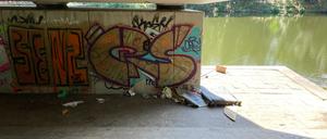 Müll liegt am 10.08.2024 unter der General-Ganeval-Brücke am Berlin-Spandauer-Schifffahrtskanal in der Nähe der Flüchtlingsunterkunft auf dem ehemaligen Flughafengelände Tegel.