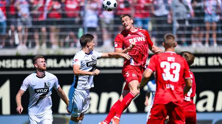 Der 1. FC Köln (rote Trikots) und die SV Elversberg machen sich noch Hoffnungen auf den direkten Aufstieg.  