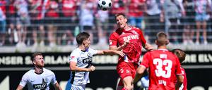 Der 1. FC Köln (rote Trikots) und die SV Elversberg machen sich noch Hoffnungen auf den direkten Aufstieg.  