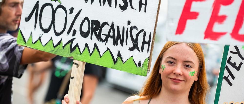Eine Teilnehmerin trägt bei der 28. Hanfparade unter dem Motto «Legalisierung, aber richtig!» ein Plakat mit der Aufschrift „Seid nicht panisch - 100% organisch“