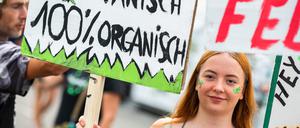 Eine Teilnehmerin trägt bei der 28. Hanfparade unter dem Motto «Legalisierung, aber richtig!» ein Plakat mit der Aufschrift „Seid nicht panisch - 100% organisch“
