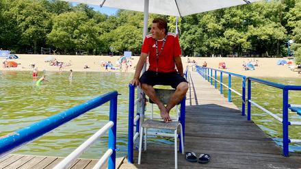 Rettungsschwimmer Najah Al Salihi bei seiner Arbeit im Strandbad Tegelsee.