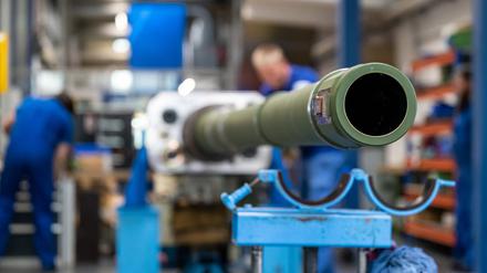 Mitarbeiter bei Rheinmetall arbeiten an einer Kanone für den Kampfpanzer Leopard 2A4.