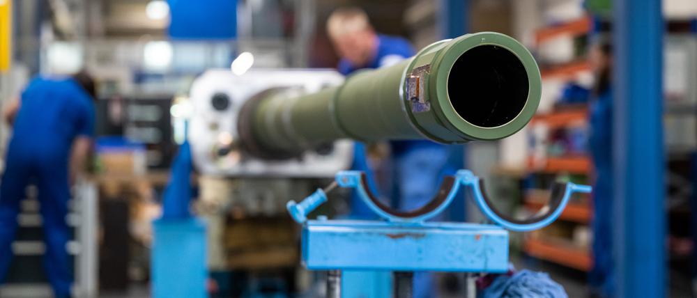 Mitarbeiter bei Rheinmetall arbeiten an einer Kanone für den Kampfpanzer Leopard 2A4.