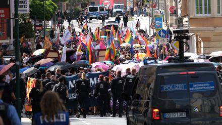 Teilnehmer einer Demonstration zum Christopher-Street-Day (CSD) werden von Polizisten durch die Stadt begleitet.