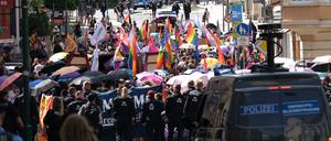 Teilnehmer einer Demonstration zum Christopher-Street-Day (CSD) werden von Polizisten durch die Stadt begleitet. 