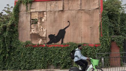 Dieses undatierte von Banksy zur Verfügung gestellte Foto zeigt das jüngste Kunstwerk der neuen Tiermotiv-Kollektion des schwer fassbaren Straßenkünstlers. Das Motiv befindet sich in Cricklewood, im Nordwesten Londons, und zeigt eine große Katze mit einem nach oben gerichteten Schwanz, die ihren Körper auszustrecken scheint. 