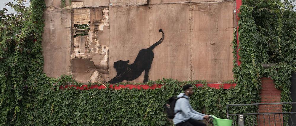 Dieses undatierte von Banksy zur Verfügung gestellte Foto zeigt das jüngste Kunstwerk der neuen Tiermotiv-Kollektion des schwer fassbaren Straßenkünstlers. Das Motiv befindet sich in Cricklewood, im Nordwesten Londons, und zeigt eine große Katze mit einem nach oben gerichteten Schwanz, die ihren Körper auszustrecken scheint. 