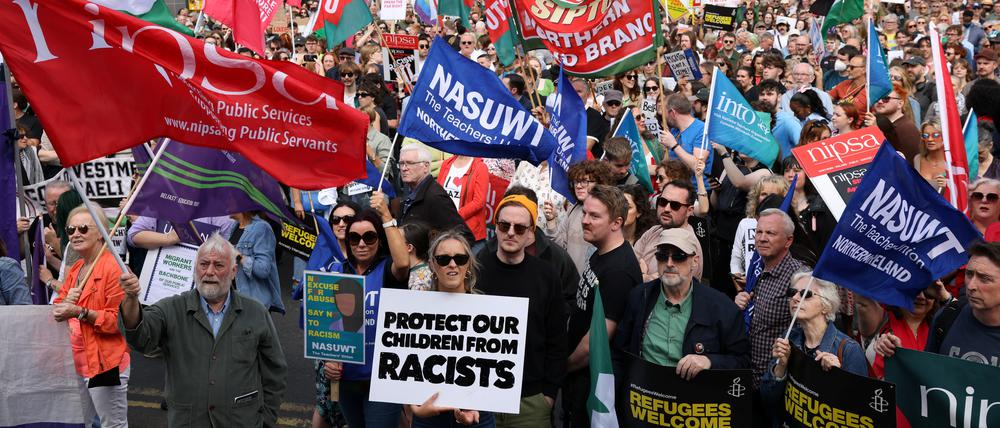 In Belfast, Nordirland, protestieren Tausende gegen Rechtsextremismus.