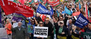In Belfast, Nordirland, protestieren Tausende gegen Rechtsextremismus.