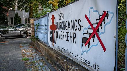 Die Schildower Straße am Waldsee verbindet Berlin mit Glienicke Nordbahn in Brandenburg. Die Straße wird als Schleichweg benutzt. Anwohner protestieren gegen den Durchgangsverkehr Berlin.