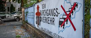 Die Schildower Straße am Waldsee verbindet Berlin mit Glienicke Nordbahn in Brandenburg. Die Straße wird als Schleichweg benutzt. Anwohner protestieren gegen den Durchgangsverkehr Berlin.