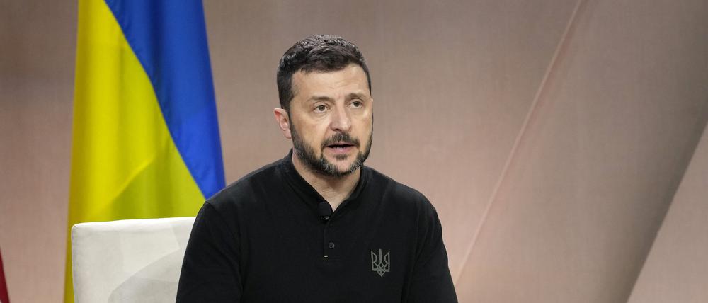 ARCHIV - 11.07.2024, USA, Washington D.C.: Wolodymyr Selenskyj, Präsident der Ukraine, spricht während eines Treffens mit US-Präsident Biden am Rande des Nato-Gipfels. (zu dpa: «Selenskyj spricht erstmals über Offensive bei Kursk») Foto: Susan Walsh/AP/dpa +++ dpa-Bildfunk +++