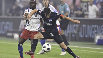 Herthas Diego Demme (li.) kämpft mit Jean-Luc Dompé um den Ball. 
