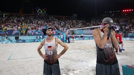 Clemens Wickler und Nils Ehlers enttäuscht nach dem verlorenen Olympia-Finale in Paris.